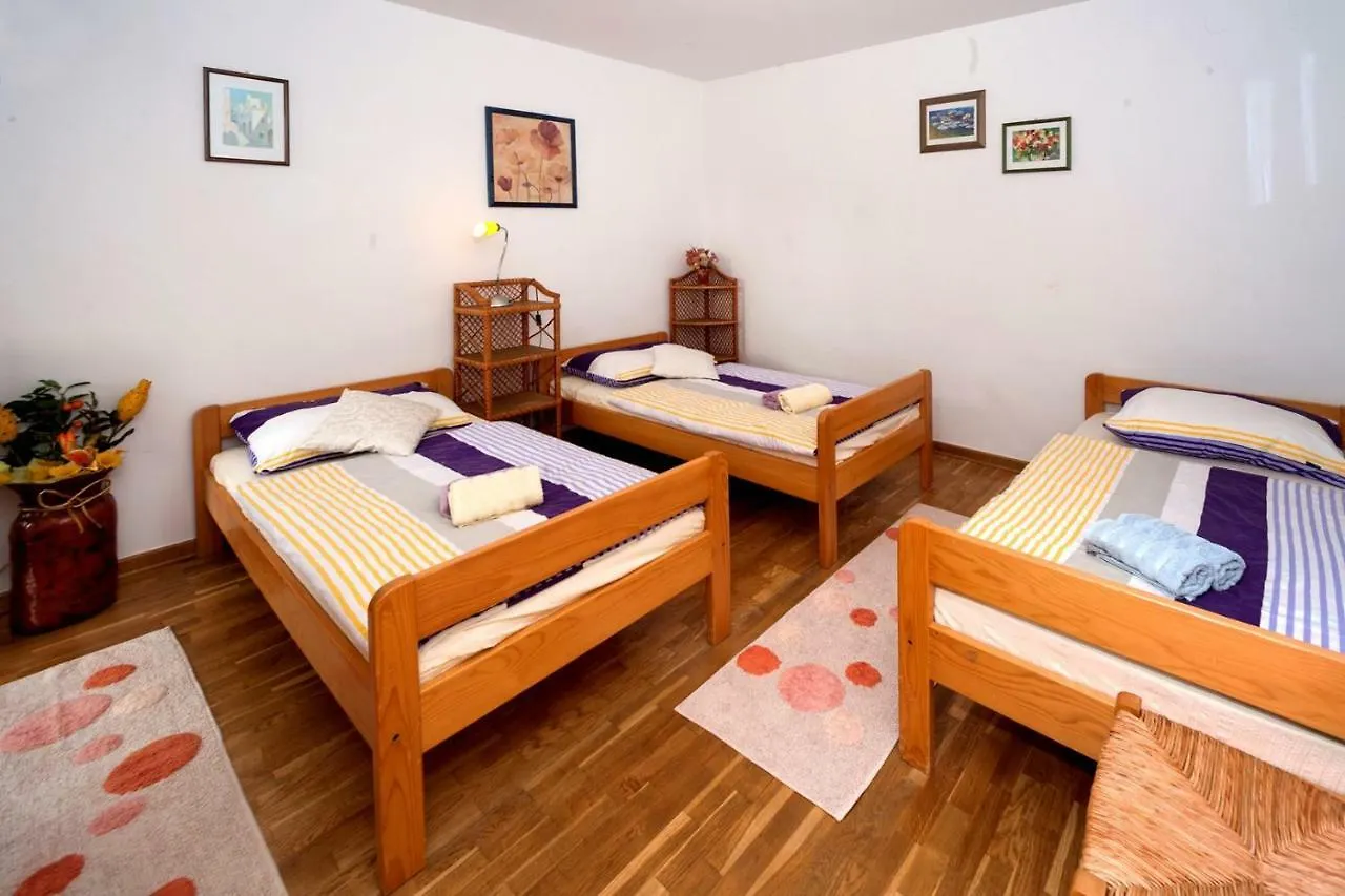 Apartment Josipa With 2 Bedrooms Near The Sports Center And The Beach Poreč
